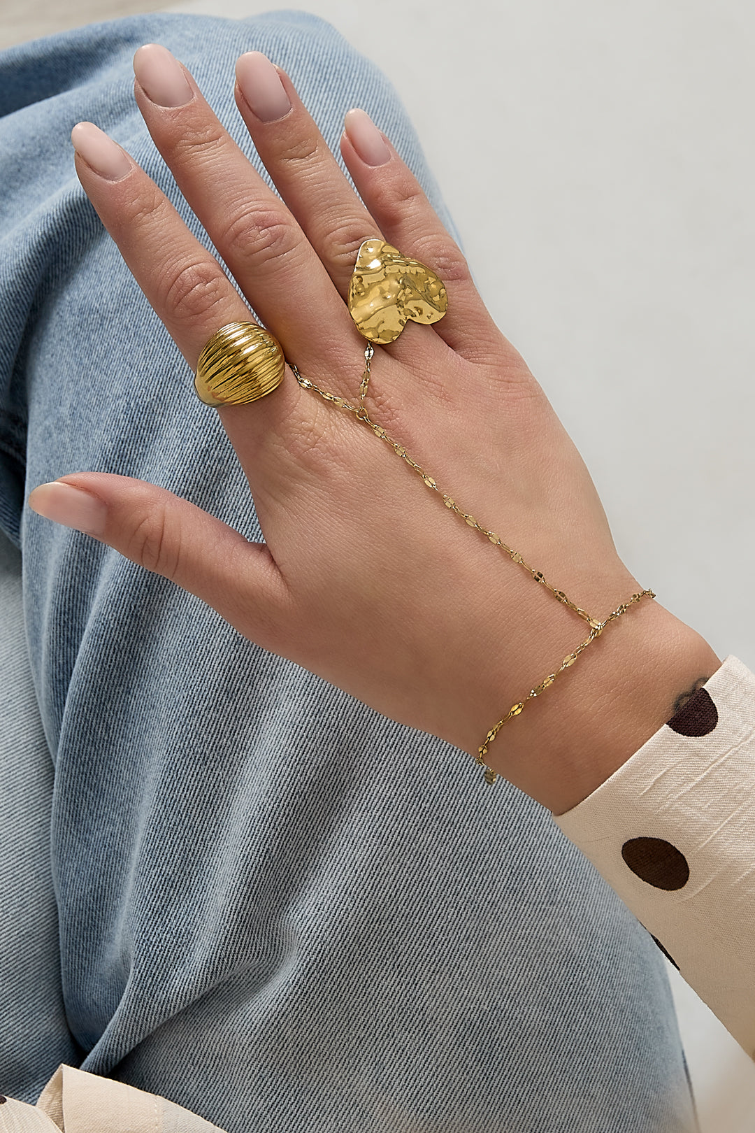 Hand chain with chunky chain